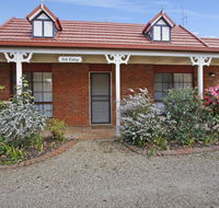 Oak Cottage - Tudor Village Unit 5 - Brisbane Tourism