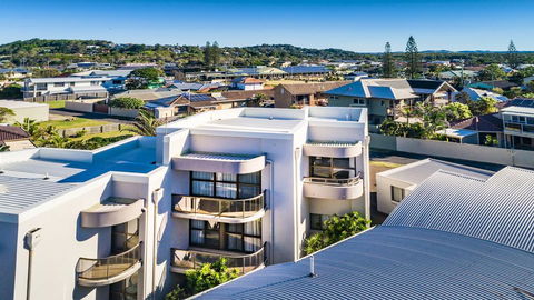 OCEAN WAVES - WiFi - Brisbane Tourism 0