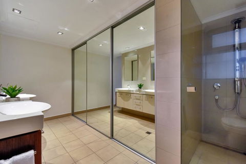 Oceana Darwin Central Oceanfront 3 Bedroom 2 Lounge Room Pool Gym Tennis Court Sleeps 9 - Brisbane Tourism 3