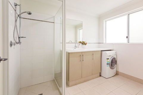 ON THE BEACH - Villa Over The Road From The Beach - Brisbane 4u 3
