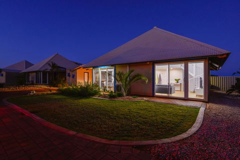 Osprey Holiday Village Unit 106 - Trendy 3 Bedroom Holiday Villa With A Pool In The Complex - Brisbane Tourism 1
