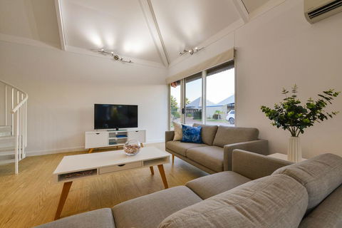 Osprey Holiday Village Unit 106 - Trendy 3 Bedroom Holiday Villa With A Pool In The Complex - Brisbane Tourism 3