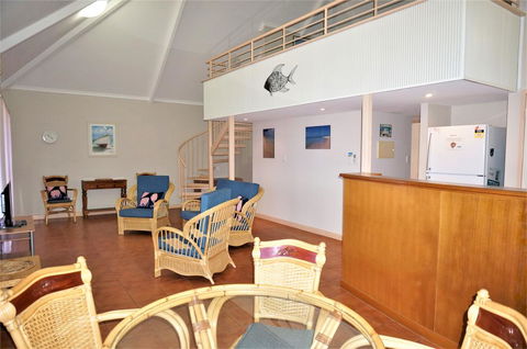 Osprey Holiday Village Unit 109 - Pleasant 3 Bedroom Holiday Villa With A Pool In The Complex - Brisbane Tourism 1