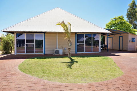 Osprey Holiday Village Unit 109 - Pleasant 3 Bedroom Holiday Villa With A Pool In The Complex - Brisbane Tourism 0