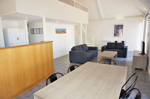 Osprey Holiday Village Unit 111 - Splendid 3 Bedroom Holiday Villa With A Pool In The Complex - Brisbane Tourism 1