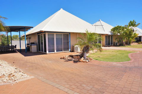 Osprey Holiday Village Unit 111 - Splendid 3 Bedroom Holiday Villa With A Pool In The Complex - Brisbane Tourism 0