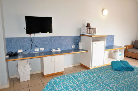 Osprey Holiday Village Unit 222-1 Bedroom - Great 1 Bedroom Studio Apartment With A Pool In The Complex - Brisbane Tourism 3