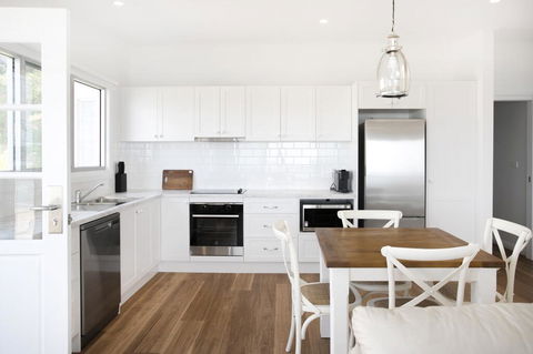 Pa's Beach House - Apartment 2 - Tourism Brisbane 1