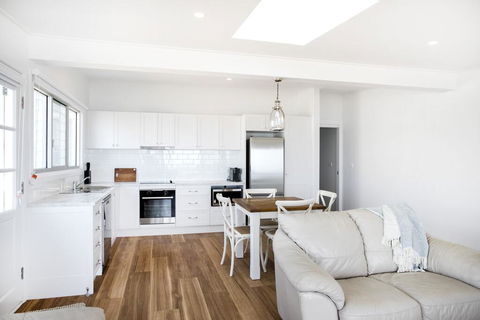 Pa's Beach House - Apartment 2 - Tourism Brisbane 3