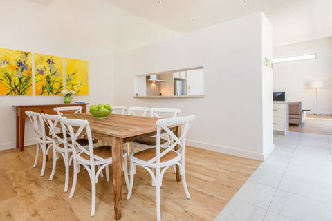 PALM COURT RETREAT - MORNINGTON - Brisbane 4u 1