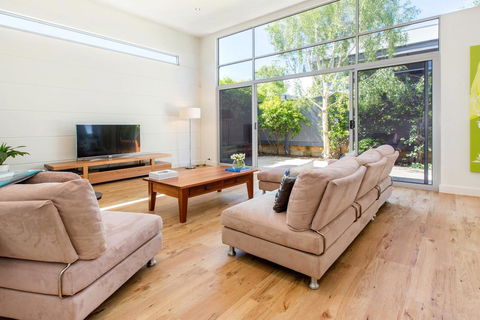 PALM COURT RETREAT - MORNINGTON - Brisbane 4u 0