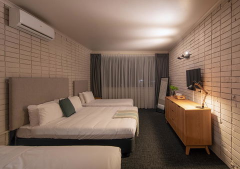Palms Hotel - Tourism Brisbane 3