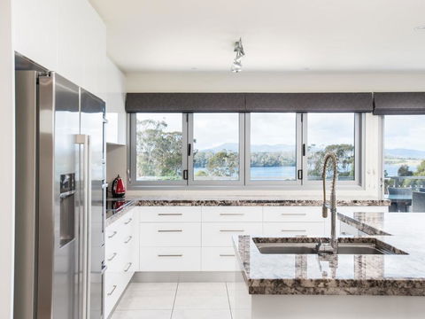 Paradise Point - Tamar Valley 14 Persons Residence With Pool - Brisbane Tourism 3