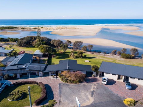 Pelican Sands Scamander - Brisbane Tourism 0