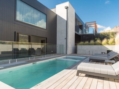 Peninsula Hot Springs Designer Home! - Brisbane Tourism 1