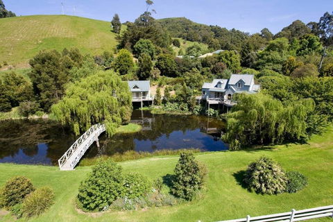 PLUM TREE STUDIO - Couples Lakeside Spa Retreat - Tourism Brisbane 3
