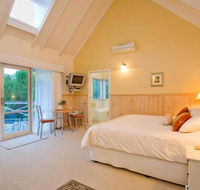PLUM TREE STUDIO - couples lakeside spa retreat - Tourism Brisbane