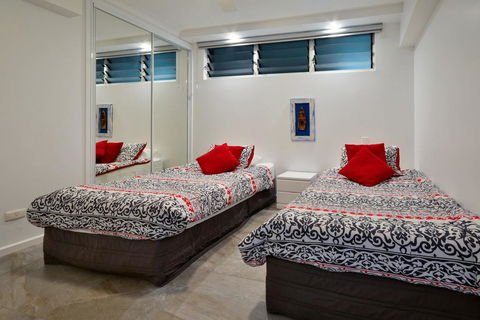 POINCIANA 101 HAMILTON ISLAND CENTRALLY LOCATED 3 BEDROOM, Plus BUGGY!! - Tourism Brisbane 1