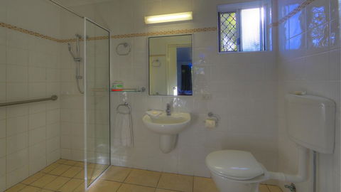 Queens Beach Tourist Village - Tourism Brisbane 3