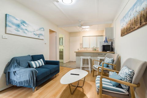 Rare! Modern Unit With Private Fenced Garden Close To The Beach PC4 - Tourism Brisbane 0