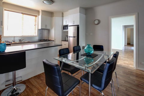 Reardon Place - Moments From The Family Friendly Pea Soup Cove - Tourism Brisbane 1