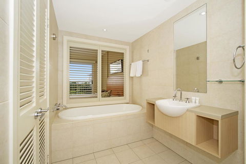 Resort On The Beach With Ocean Glimpses 5214-15 - Brisbane Tourism 3