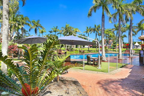 Resort Style - The Oasis Resort Villa 7, 2 Landsborough Pde - Tourism Brisbane 1