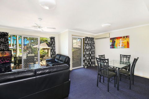 Resort Style - The Oasis Resort Villa 7, 2 Landsborough Pde - Tourism Brisbane 2