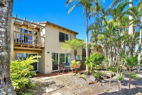 Resort Style - The Oasis Resort Villa 7, 2 Landsborough Pde - Tourism Brisbane 0