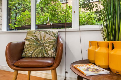 Retro Styled 3 Bedroom Apartment With Tree Views - Tourism Brisbane 2