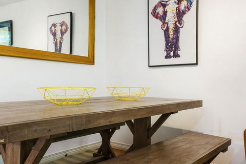 Retro Styled 3 Bedroom Apartment With Tree Views - Tourism Brisbane 3