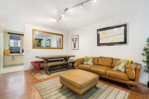 Retro Styled 3 Bedroom Apartment With Tree Views - Tourism Brisbane 0