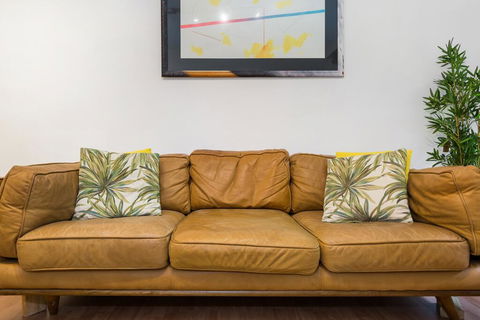 Retro Styled 3 Bedroom Apartment With Tree Views - Tourism Brisbane 1