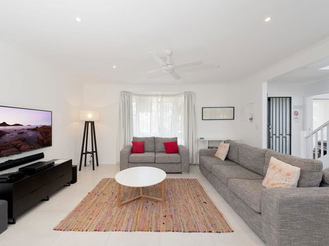 Ronald Avenue, 101, Sea Behind The Trees - Tourism Brisbane 1