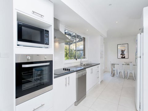 Ronald Avenue, 101, Sea Behind The Trees - Tourism Brisbane 3