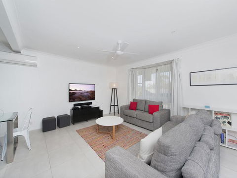 Ronald Avenue, 101, Sea Behind The Trees - Tourism Brisbane 0