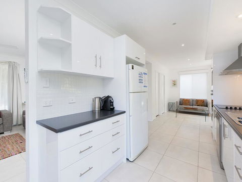 Ronald Avenue, 101, Sea Behind The Trees - Tourism Brisbane 2