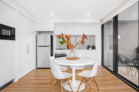 Roomy Apartment With Balcony, Parking, Ocean Views - Tourism Brisbane 1