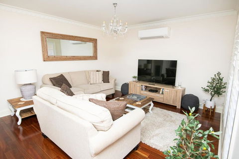Roselawn Entertainer Large & Luxurious, Sleeps 12 - Tourism Brisbane 0