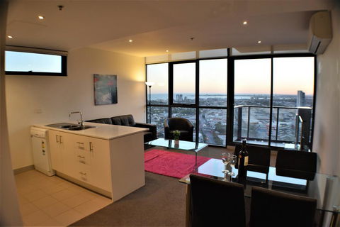 Royal Stays Corporate Apartments - Tourism Brisbane 1