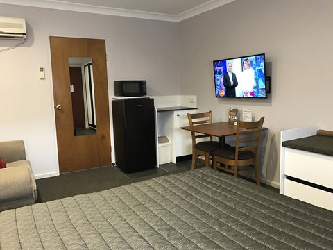 Roydons Motor Inn - Tourism Brisbane 0