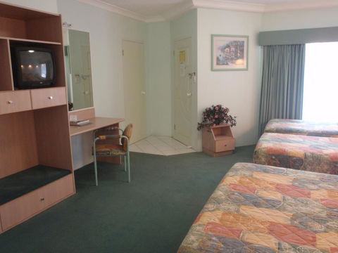 Runaway Bay Motor Inn - Tourism Brisbane 2