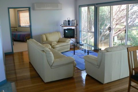 Sandy Point Beach Escape 1 Bedroom Apartment - Brisbane Tourism 3