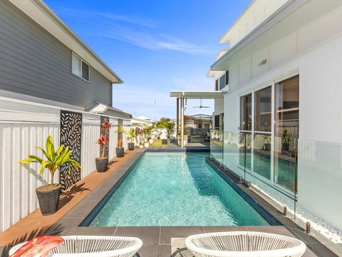 SEA SHELLS ON SEASIDE - Tourism Brisbane 0