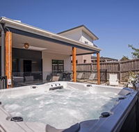 Seagrove Retreat Cowes - Brisbane Tourism