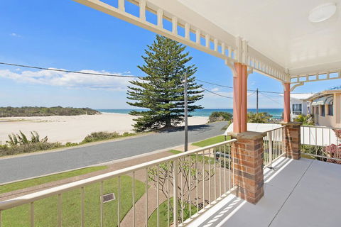 SEASCAPE - An Enticing Lakeside Escape - Tourism Brisbane 0