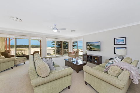 SEASCAPE - An Enticing Lakeside Escape - Tourism Brisbane 1