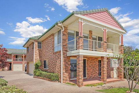 SEASCAPE - An Enticing Lakeside Escape - Tourism Brisbane 3