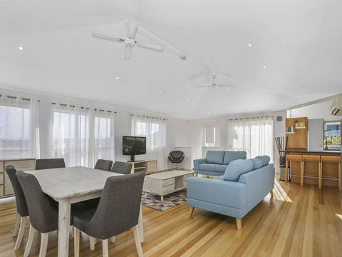 SEAVIEW - Ocean Views From A Modern Townhouse - Tourism Brisbane 0