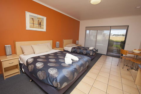 Seaview Motel & Apartments - Tourism Brisbane 3